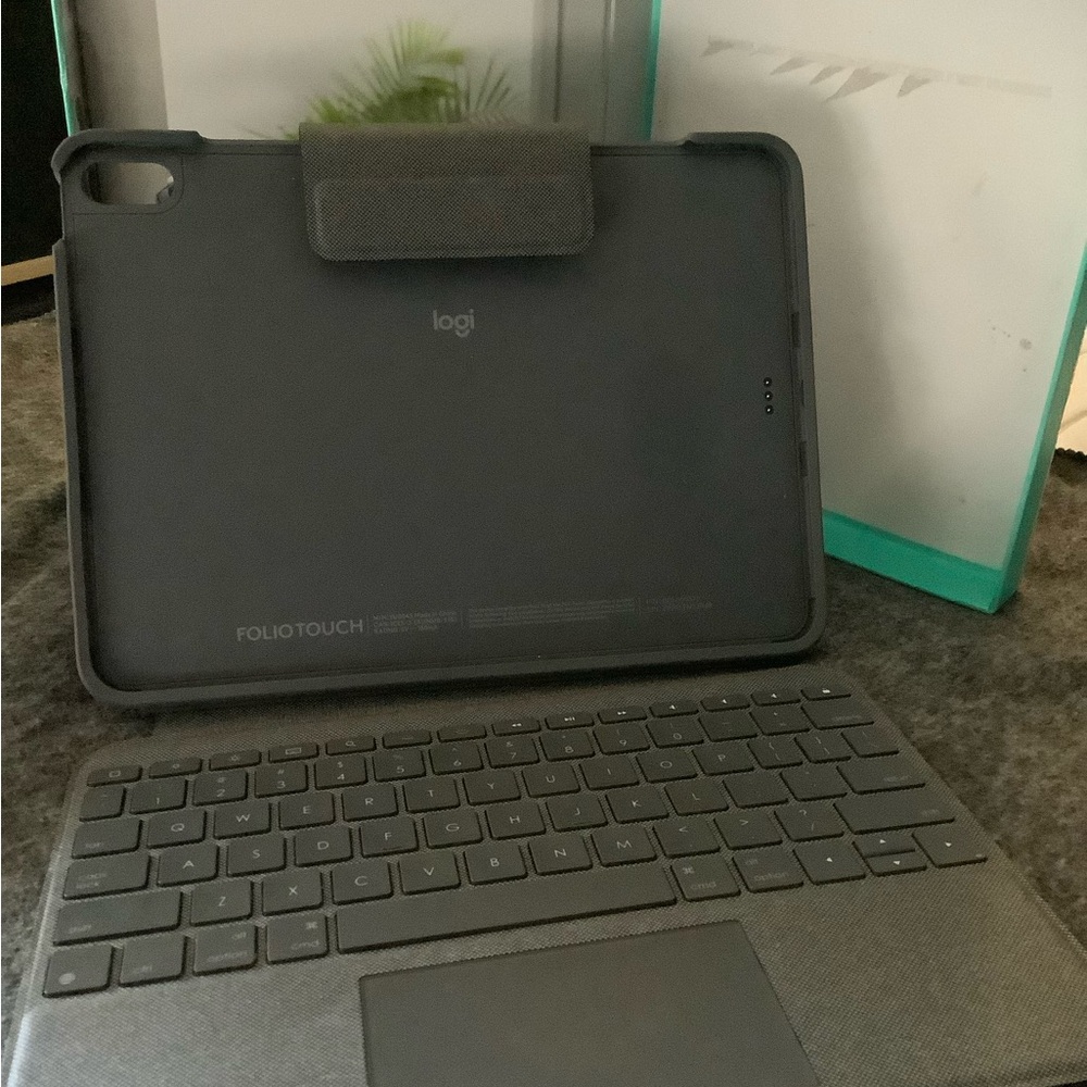 Logitech Folio Touch Keyboard Case - Gray - Picture 4 of 5